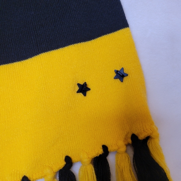 Harry Potter Wizarding World of Harry Potter Scarf with Pins - Picture 5 of 8